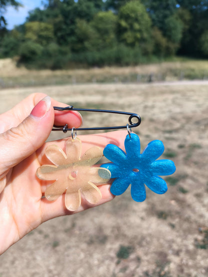 Broche avec ses fleurs en résine