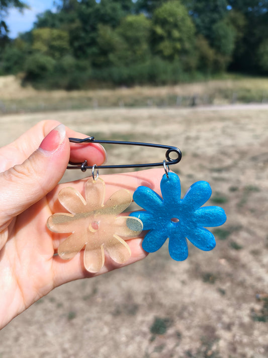 Broche avec ses fleurs en résine