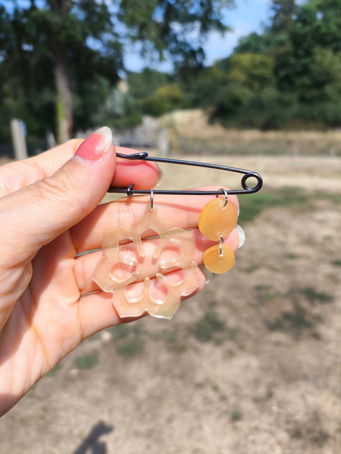 Broche avec ses fleurs en résine