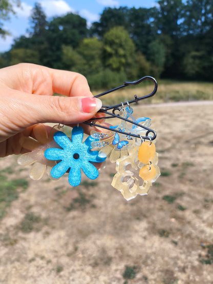 Broche avec ses fleurs en résine