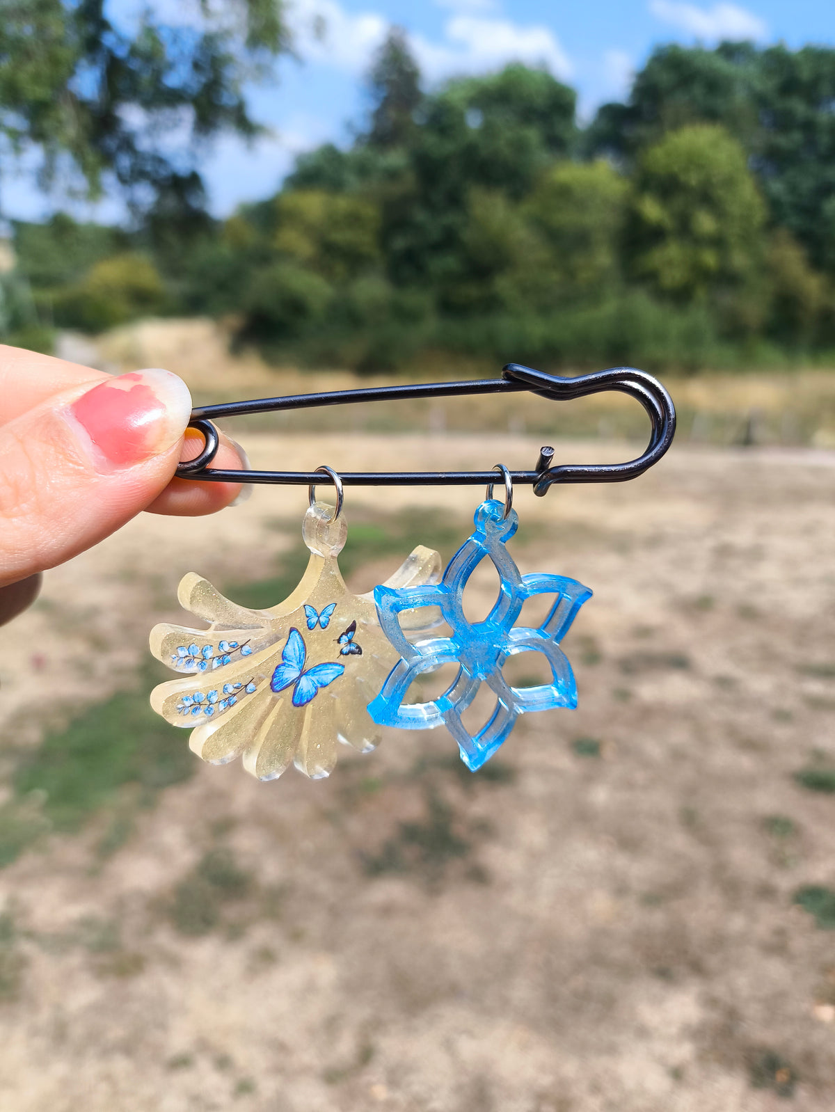 Broche avec ses fleurs en résine